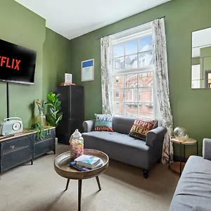 Hidden Retreat In The Heart Of The - 2 Bed Apartment