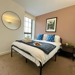 Spacious 2 Bedroom With Parking Apartment