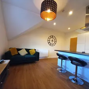 Roomy Penthouse 2 Double Bed - Spacious - Beeston - Free Secure Parking - Apartment