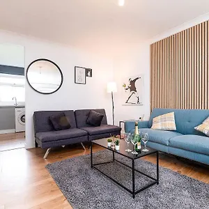 Cozy 3-bedroom Flat Opposite Forest Recreation Ground Apartment
